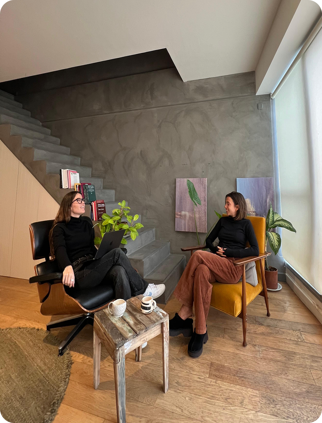 Mujer en sesión de terapia sentada en una silla, sosteniendo un papel.