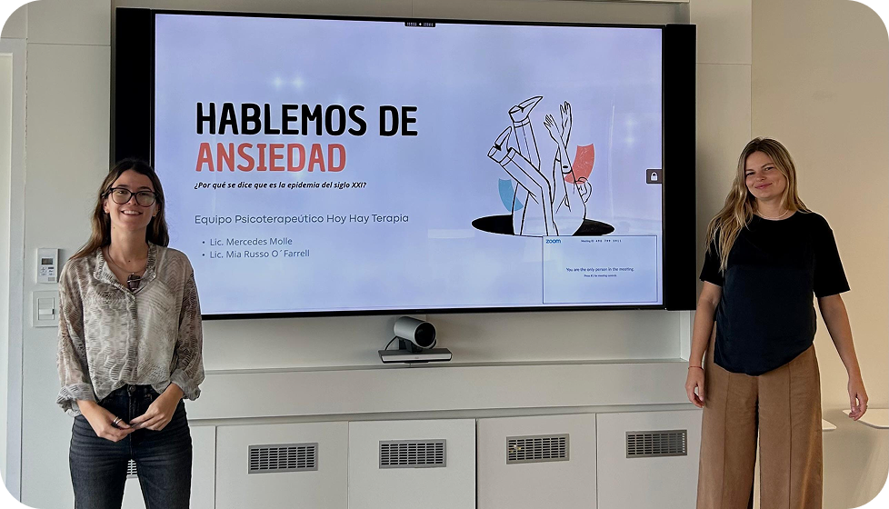 Mujer en sesión de terapia sentada en una silla, sosteniendo un papel.